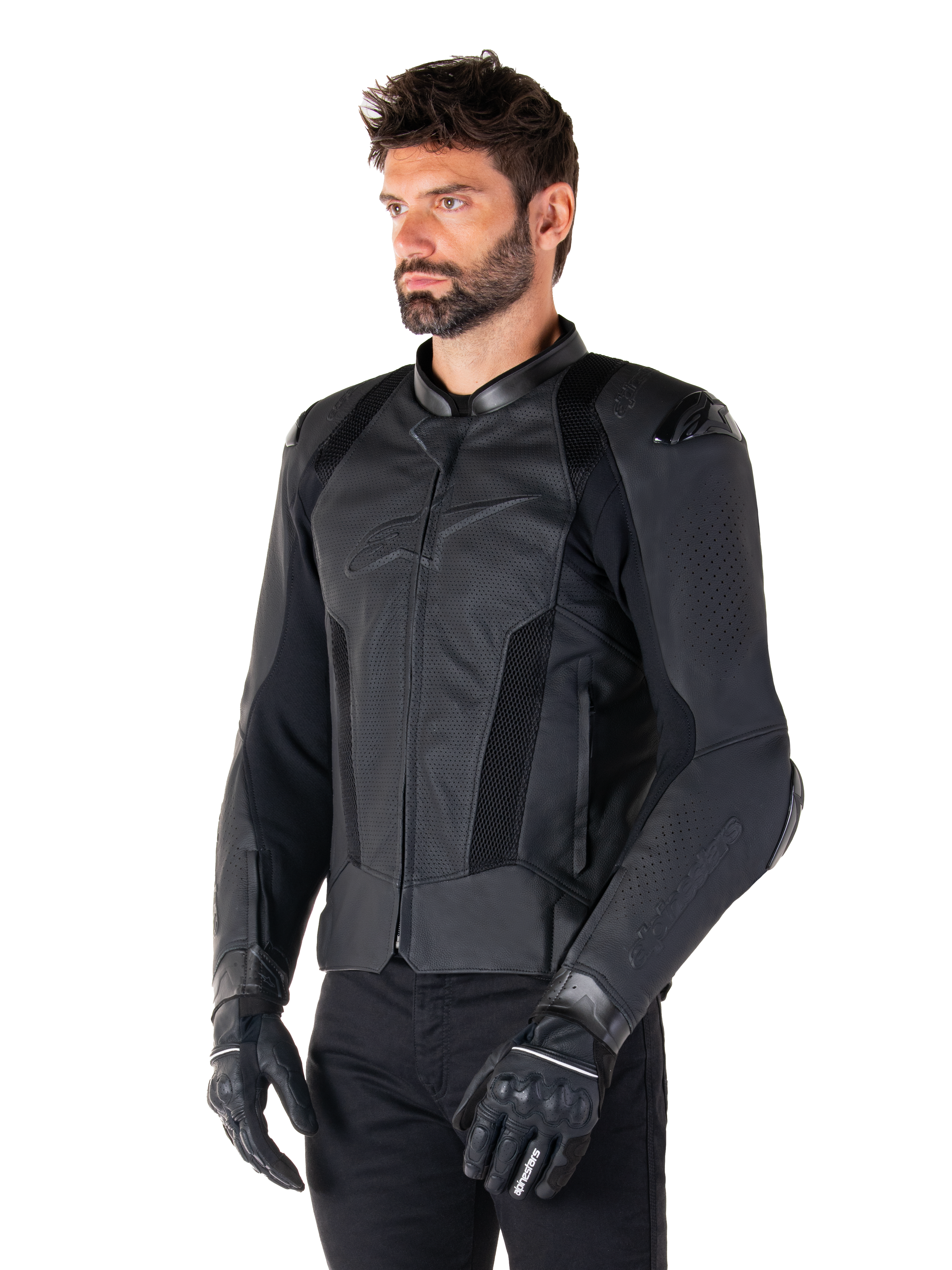 Alpinestars Missile V3 Airflow skinnjacka, svart, bärs av en man med svarta motorcykelhandskar och byxor, med omfattande perforerade läderpaneler, DFS-axelskydd och en stilren race-passform.