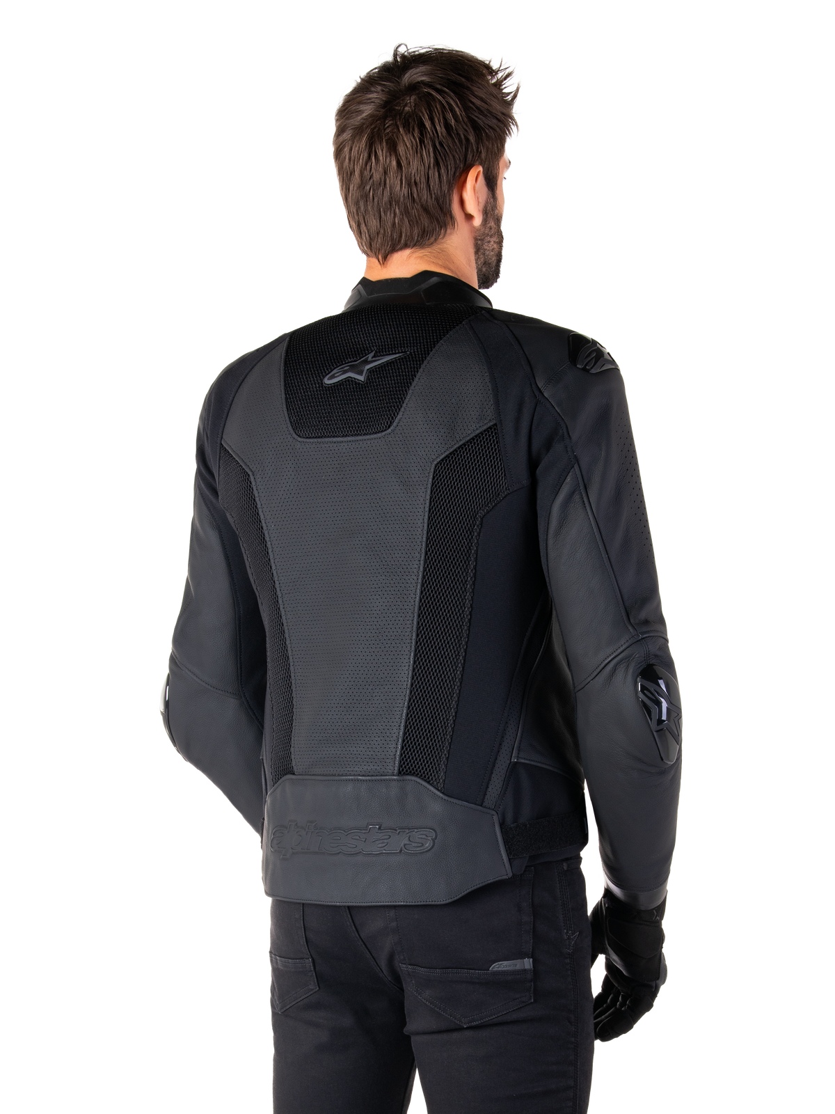 Alpinestars Missile V3 Airflow skinnjacka, svart, sedd bakifrån på modell, med perforerat läder och meshpaneler för ventilation, externa TPU-skydd på axlar och armbågar, elegant racinginspirerad design