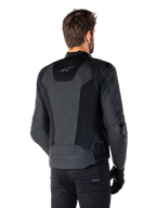 Alpinestars Missile V3 Airflow skinnjacka, svart, sedd bakifrån på modell, med perforerat läder och meshpaneler för ventilation, externa TPU-skydd på axlar och armbågar, elegant racinginspirerad design