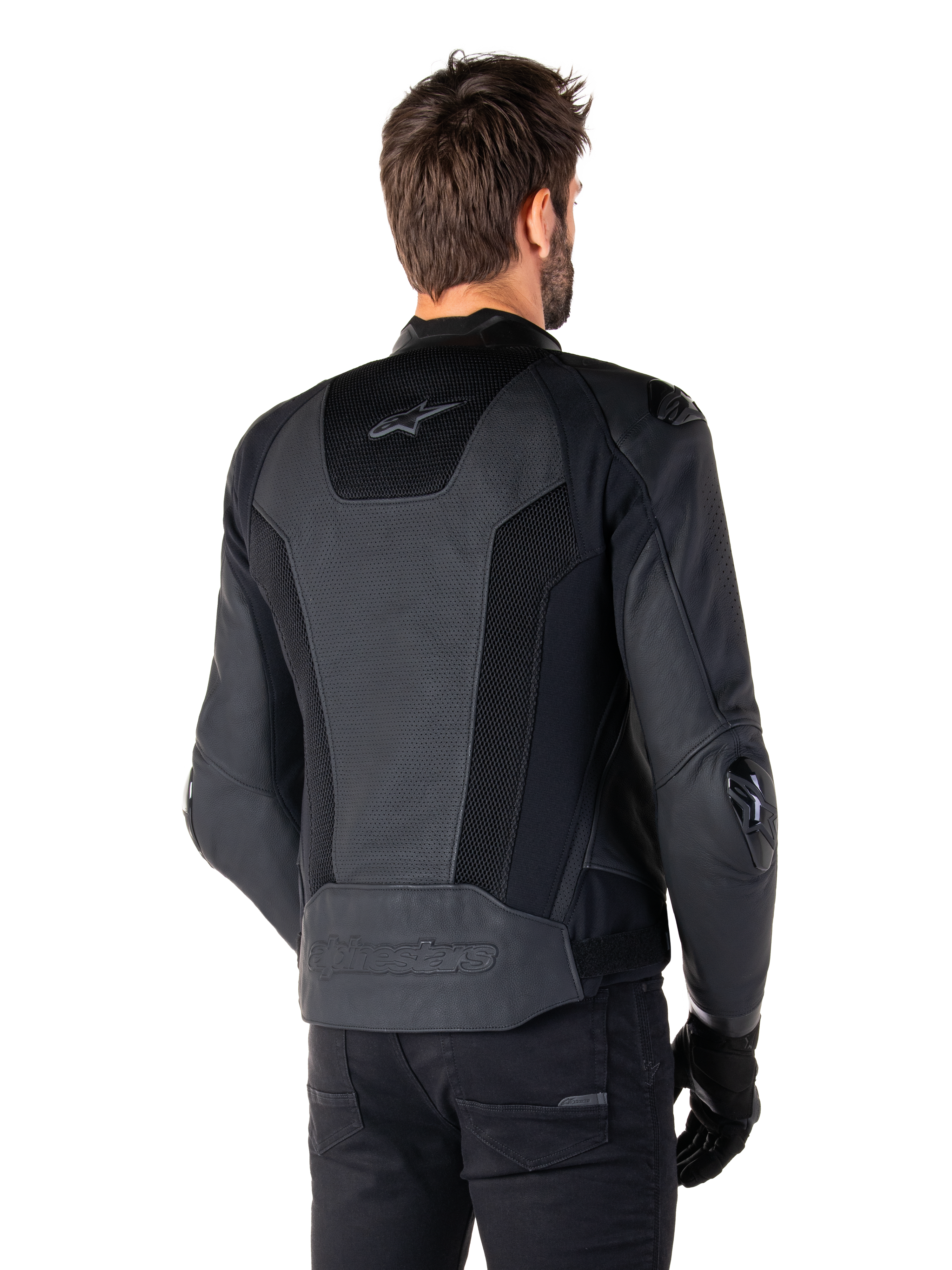 Alpinestars Missile V3 Airflow skinnjacka, svart, sedd bakifrån på modell, med perforerat läder och meshpaneler för ventilation, externa TPU-skydd på axlar och armbågar, elegant racinginspirerad design