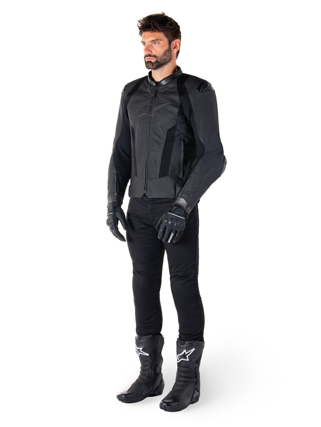 Alpinestars Missile V3 Airflow skinnjacka, svart, buren av en förare med matchande svarta byxor, handskar och stövlar, med perforerat nötläder för maximal ventilation och DFS-axelskydd, premium sportmotorcykelutrustning