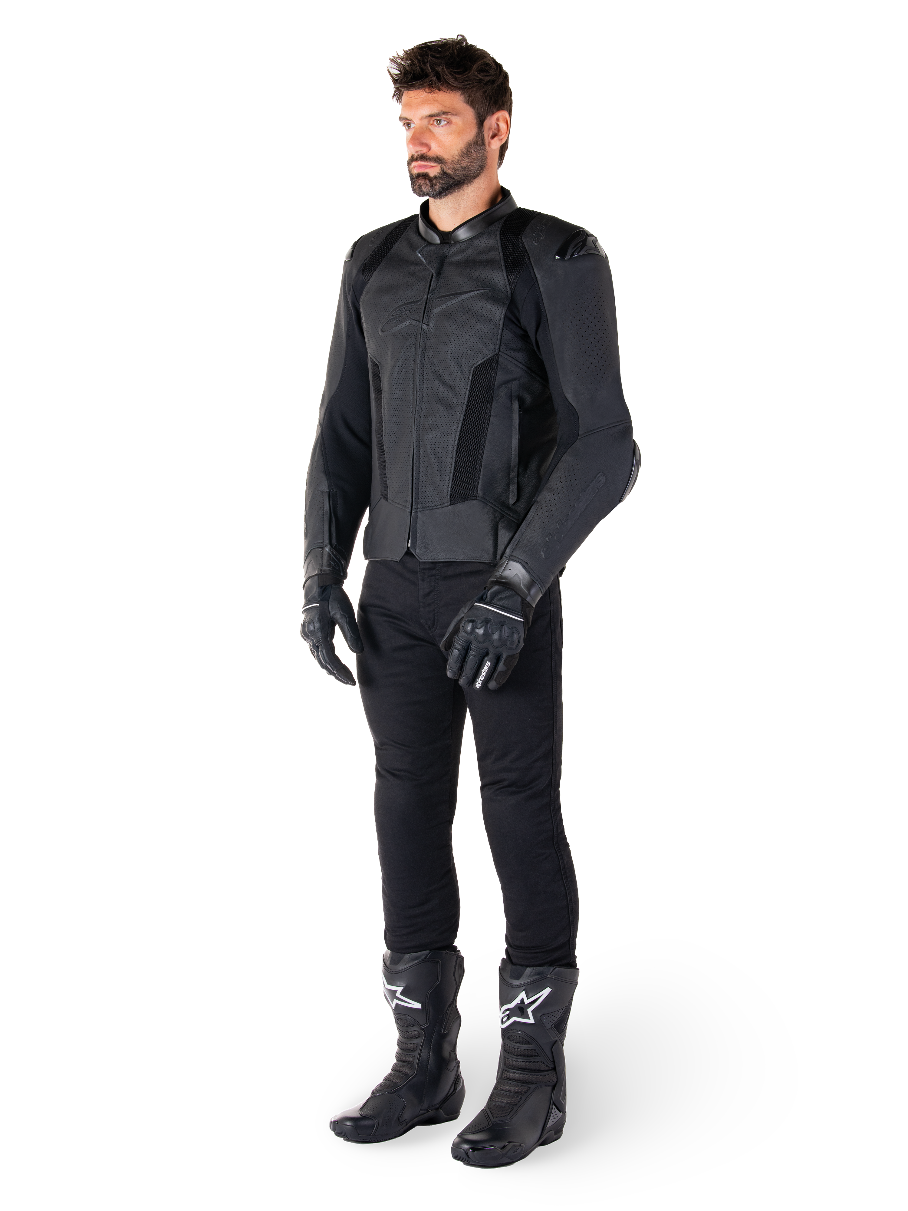 Alpinestars Missile V3 Airflow skinnjacka, svart, buren av en förare med matchande svarta byxor, handskar och stövlar, med perforerat nötläder för maximal ventilation och DFS-axelskydd, premium sportmotorcykelutrustning