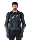 Alpinestars Missile V3 Airflow läderjacka, svart och vit, motorcykelracerjacka med perforerade ventilationspaneler i läder, stor vit stjärnlogotyp på bröstet, bärs med matchande handskar, sportig skyddsdesign