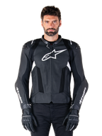 Alpinestars Missile V3 Airflow läderjacka, svart och vit, motorcykelracerjacka med perforerade ventilationspaneler i läder, stor vit stjärnlogotyp på bröstet, bärs med matchande handskar, sportig skyddsdesign