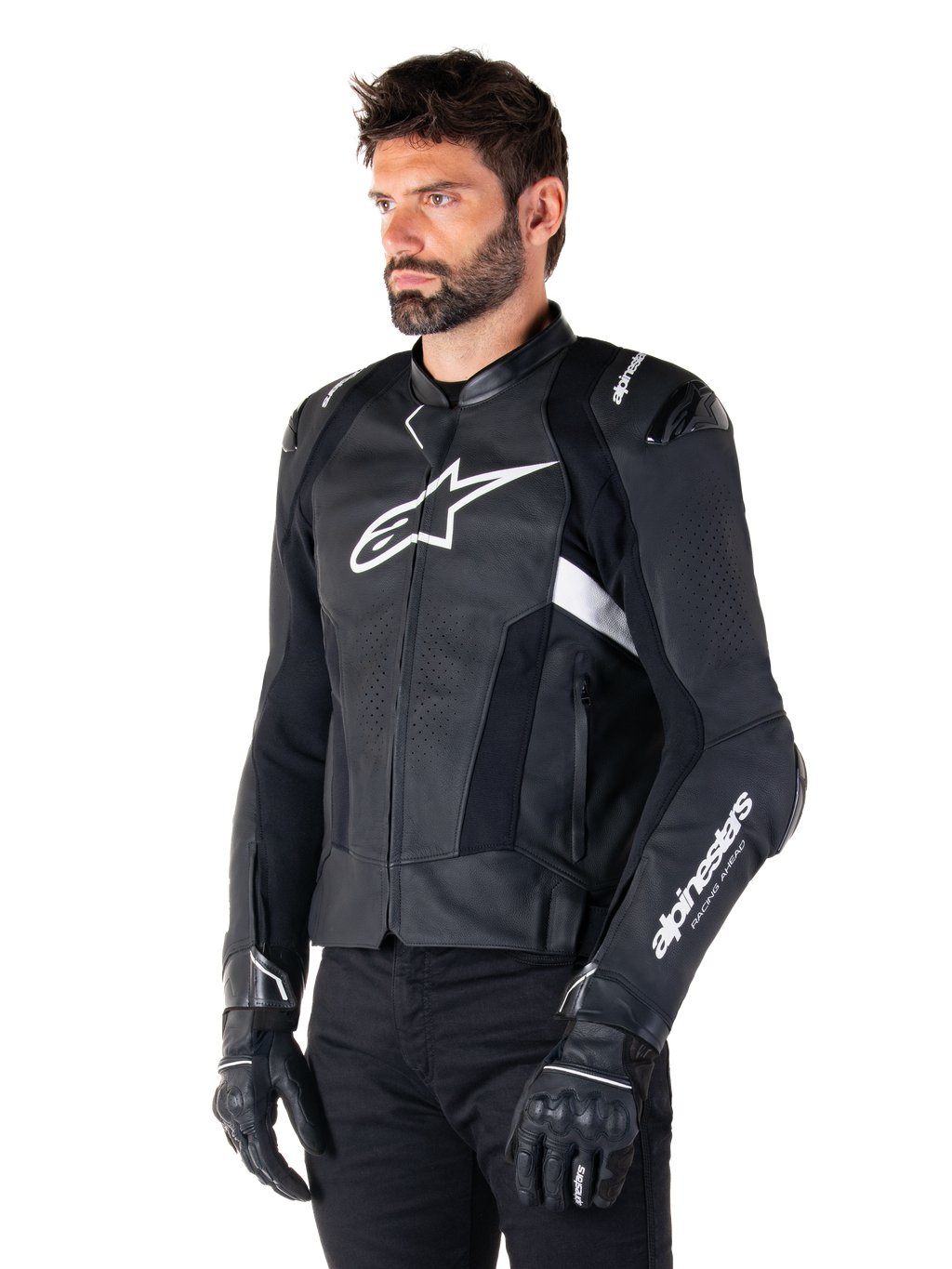Man som bär Alpinestars Missile V3 Airflow Leather Jacket, svart och vit motorcykeljacka, premiumperforerat läder för luftflöde, vit Alpinestars-logotyp på bröstet och ärmen, racinginspirerad sportpassform, bärs med svarta handskar och byxor.