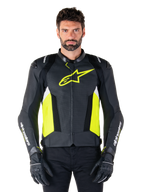 Alpinestars Missile V3 Airflow läderjacka, sportig motorcykeljacka för racing, svart, neongul och vit, bärs av en modell med svarta körhandskar, med perforerat läder på bröstet, framträdande neongul logotyp och vit text på ärmarna.