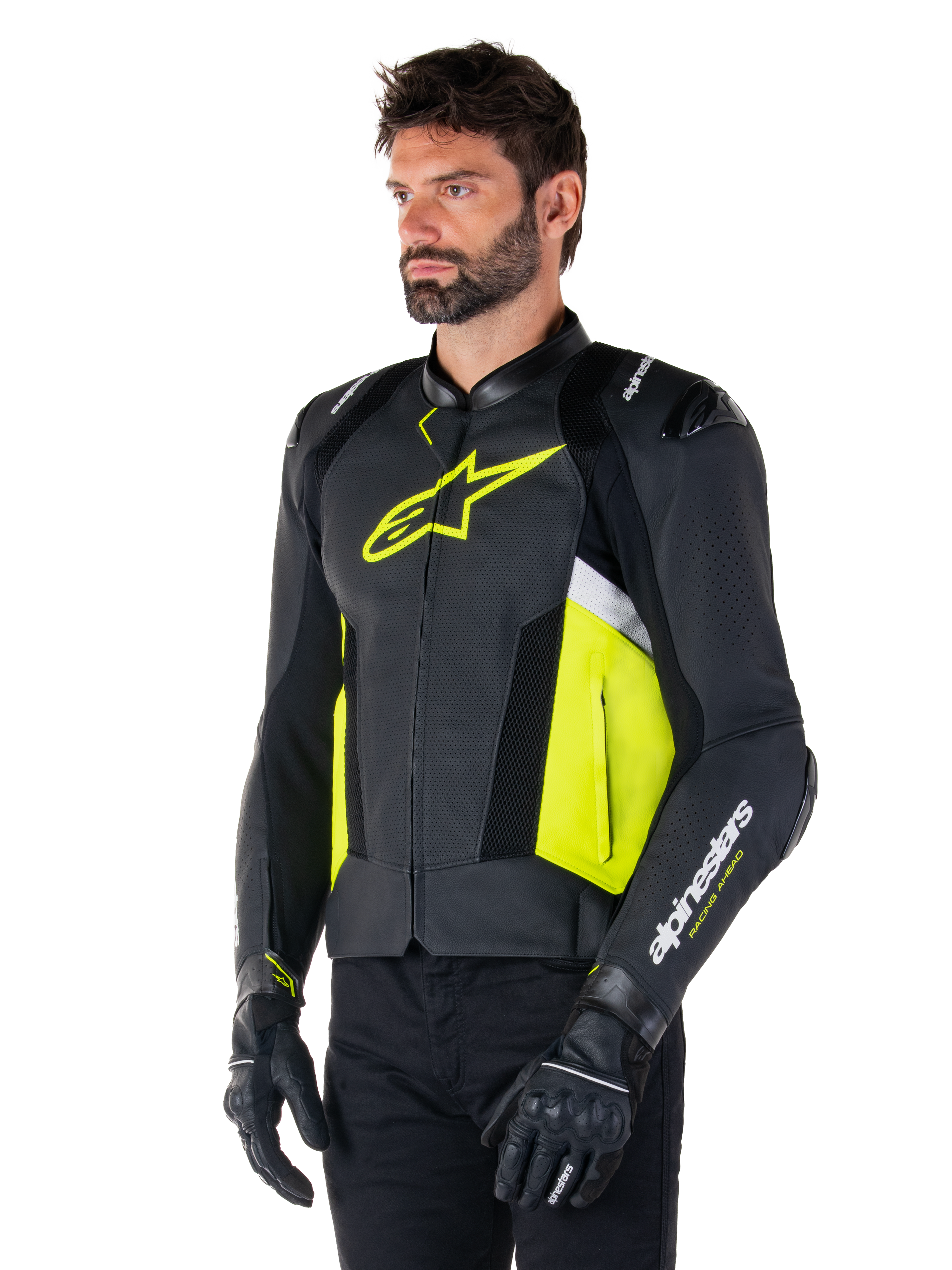 Manlig modell i Alpinestars Missile V3 Airflow läderjacka, svart med neongula och vita detaljer, perforerat läder för maximal ventilation, framträdande gul logotyp på bröstet, svarta handskar och byxor, motorcykelutrustning i racing- och sportstil