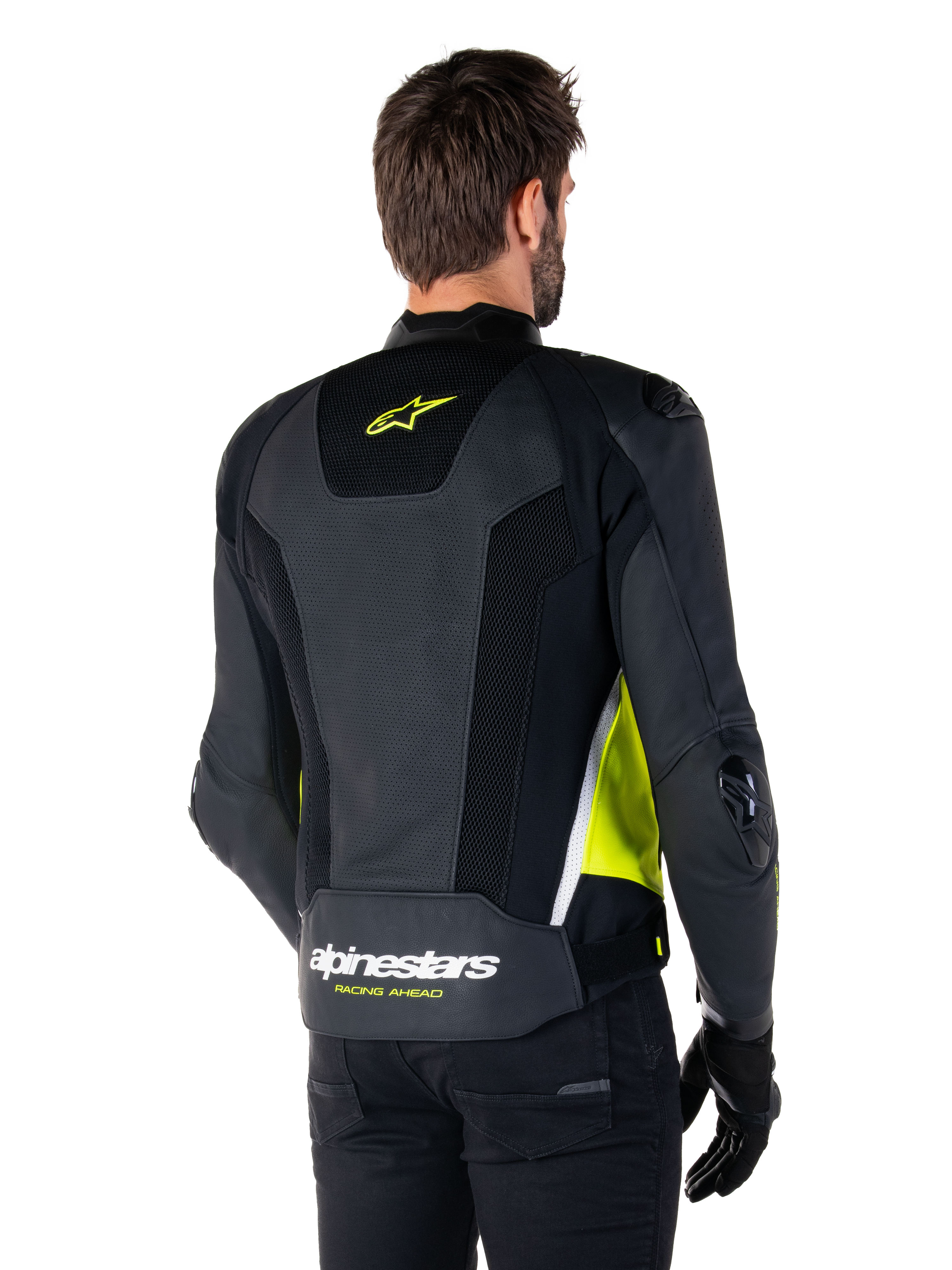 Alpinestars Missile V3 Airflow läderjacka, baksida på manlig modell, svart med fluorescerande gula och vita detaljer, omfattande perforerat läder och meshpaneler på ryggen, gul stjärnlogotyp och vit 'RACING AHEAD'-text, svarta handskar och byxor