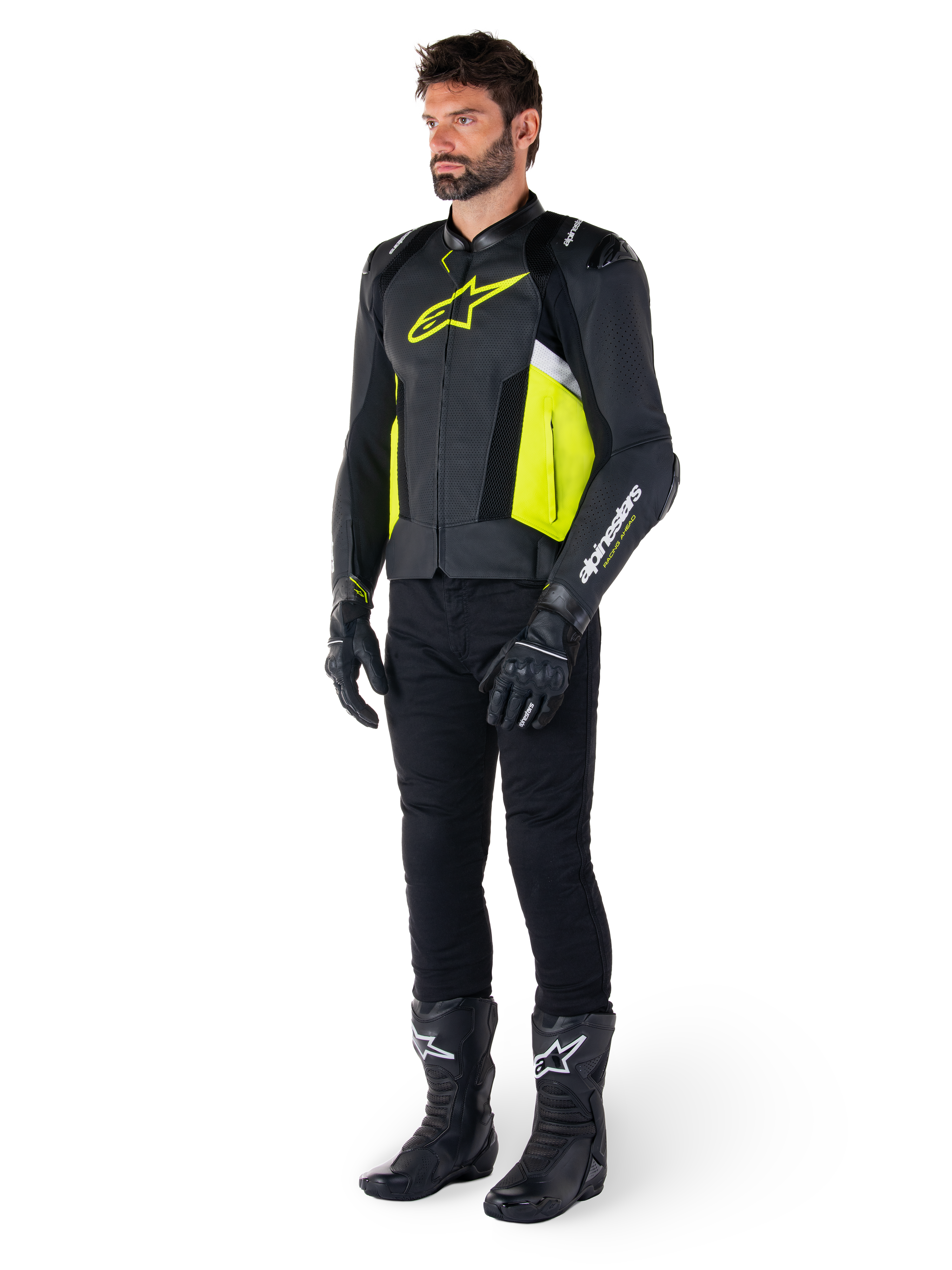 Manlig modell iklädd Alpinestars Missile V3 Airflow Läderjacka i svart, gul fluo och vitt, stylad med svarta körhandskar, byxor och stövlar, vilket framhäver den perforerade läderdesignen och den racinginspirerade estetiken.