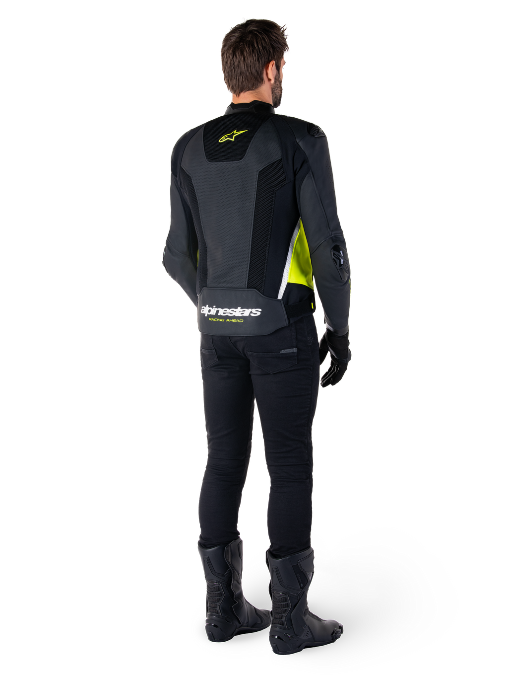 Alpinestars Missile V3 Airflow läderjacka, Svart Gul Fluo Vit, vy bakifrån på förare, perforerade läderpaneler på ryggen, gul Alpinestars-logotyp och vita detaljer, bärs med svarta motorcykelbyxor och stövlar