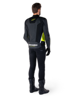 Alpinestars Missile V3 Airflow läderjacka, Svart Gul Fluo Vit, vy bakifrån på förare, perforerade läderpaneler på ryggen, gul Alpinestars-logotyp och vita detaljer, bärs med svarta motorcykelbyxor och stövlar