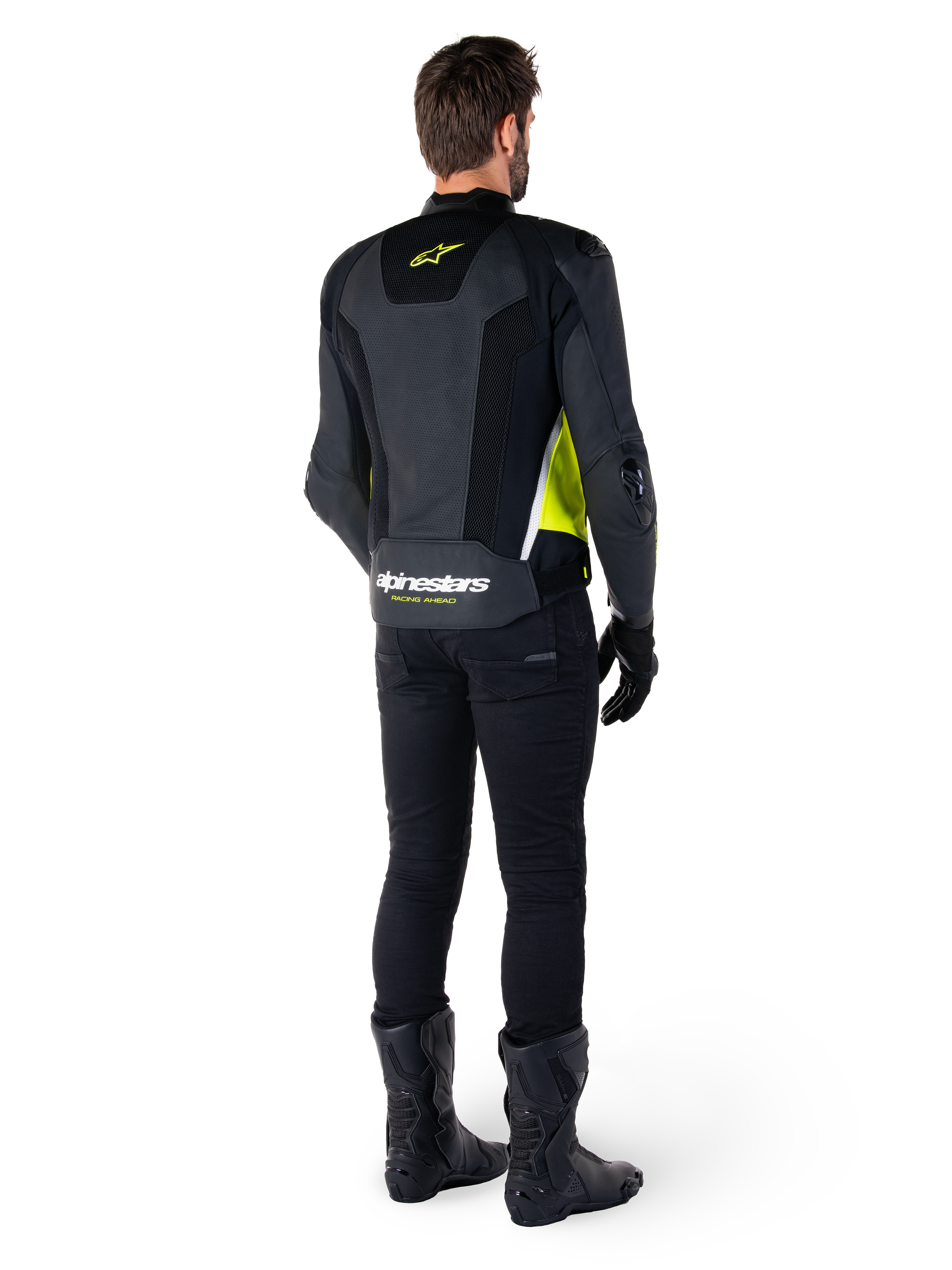 Alpinestars Missile V3 Airflow läderjacka, Svart Gul Fluo Vit, vy bakifrån på förare, perforerade läderpaneler på ryggen, gul Alpinestars-logotyp och vita detaljer, bärs med svarta motorcykelbyxor och stövlar