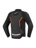 Alpinestars GP Force V2 läderjacka, motorcykeljacka i läder, svart och fluorescerande röd, vy bakifrån med vita Alpinestars-logotyper och orange "Racing Ahead"-text, vinklade fluorescerande röda detaljer, flerpanelskonstruktion med förböjda ärmar