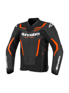 Alpinestars GP Force V2 läderjacka, motorcykel sportjacka, svart och röd fluo, med vit Alpinestars-branding och livfulla orange-röda accenter, professionell läderkonstruktion med sportig passform
