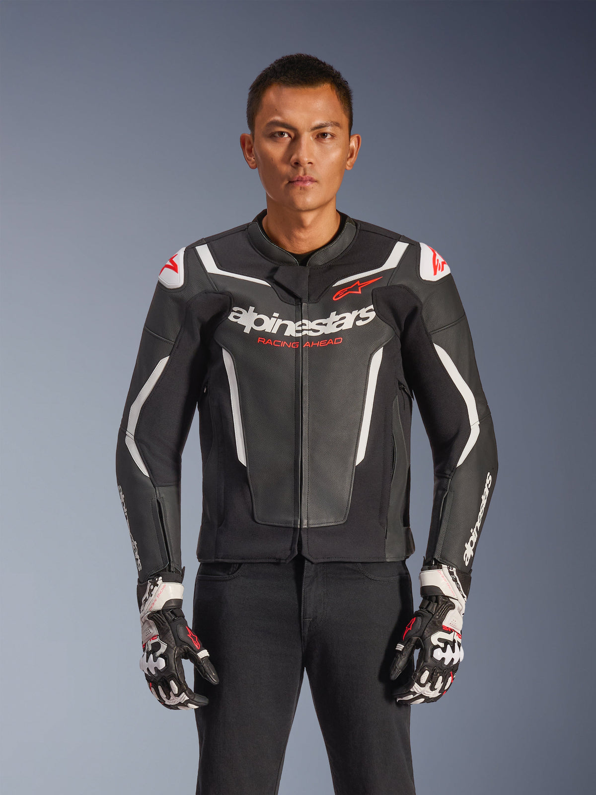 Alpinestars GP Force V2 läderjacka, svart och vit med röda detaljer, motorcykelracingjacka, premium läderkonstruktion med skyddande förstärkning, Racing Ahead-branding, bärs med matchande handskar
