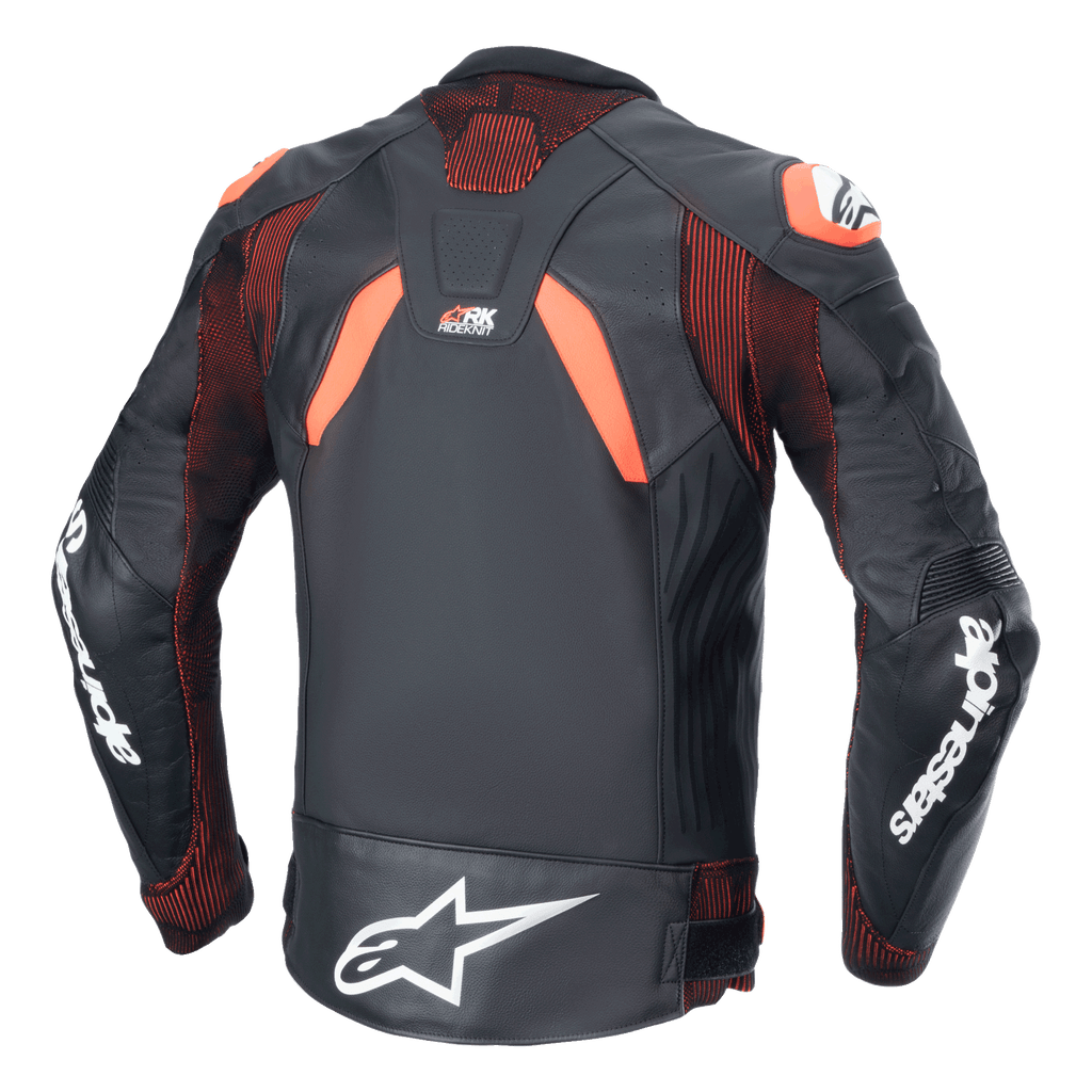 Alpinestars GP Plus R V4 Rideknit läderjacka, svart, röd fluo och vit, sedd bakifrån, med RIDEKNIT® tekniska stretchpaneler och förstklassig läderkonstruktion, vit Alpinestars-logotyp på ärmarna och nedre delen av ryggen