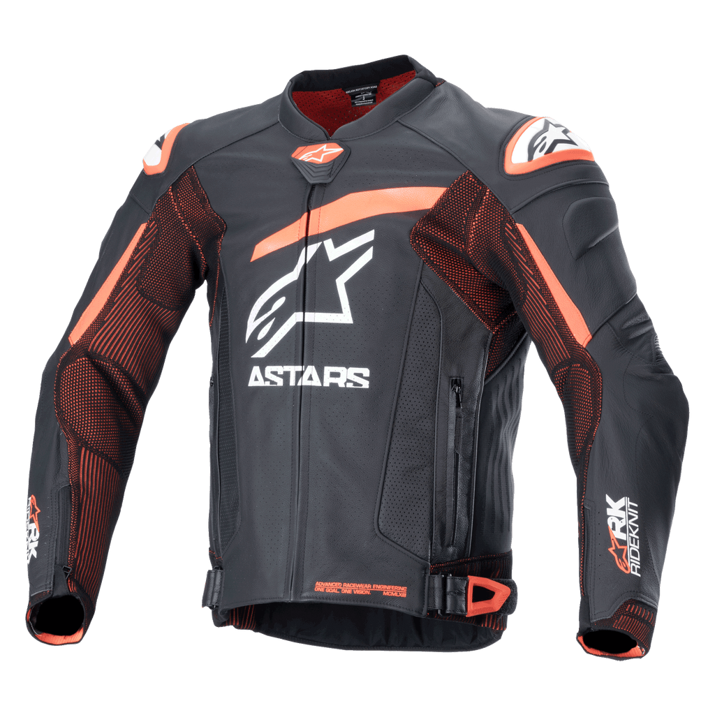 Alpinestars GP Plus R V4 Rideknit läderjacka, svart och orange motorcykeljacka för racing med vita logotyper, perforerat bröst och armar, orange axeldetaljer, dragkedja framtill med justerbara midjeremmar, hållbar sportig design
