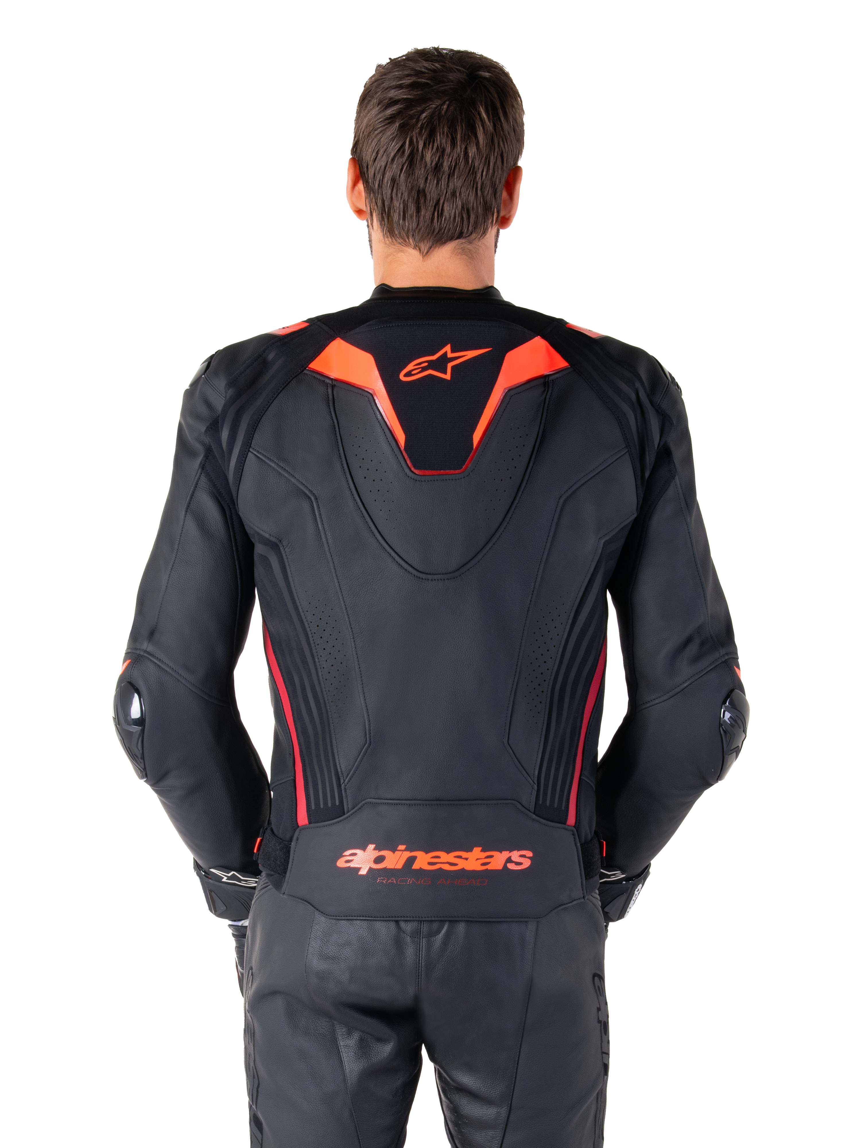Alpinestars Missile V3 Ignition läderjacka, ryggvy, svart med detaljer i röd fluo och mörkrött, sportig aero-hump, Alpinestars-logotyp på ryggen, bärs med matchande svarta läderbyxor, högpresterande racingutrustning för motorcykel