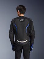 Alpinestars GP Force V2 Airflow läderjacka, Black Metallic Blue, vy bakifrån, med en stor perforerad ryggpanel för ventilation, blå detaljer och vit Alpinestars-logotyp, bärs med matchande blå handskar och svarta byxor för sportkörning.