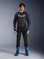 Alpinestars GP Force V2 Airflow läderjacka i Black Metallic Blue, matchande racinghandskar, svarta byxor och blå stövlar, professionell sportig motorcykelutrustning, helkroppsbild i studiomiljö