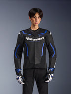 Alpinestars GP Force V2 Airflow läderjacka, Black Metallic Blue, motorcykeljacka med perforerat läder och blå detaljer, bärs av en modell med matchande racinghandskar och svarta byxor, professionell sportig körutrustning