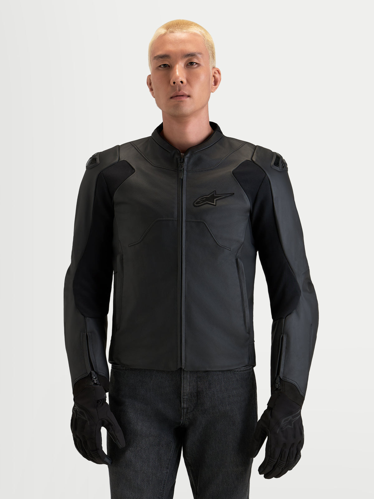Alpinestars Caliber V2 läderjacka, svart motorcykeljacka i läder för herr med DFS-axlar och premiumkonstruktion, bärs av modell