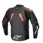 Alpinestars GP Plus V4 läderjacka, svart, röd fluo och vit, baksida som visar stretchpaneler och axelsliders, tydliga vita Alpinestars-logotyper på ärmar och midja, racinginspirerad sportig siluett