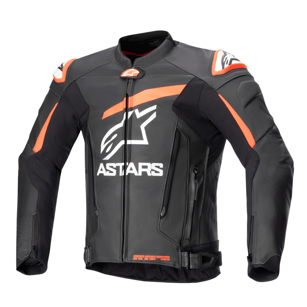Alpinestars GP Plus V4 läderjacka, motorcykelracingjacka, svart med fluorescerande röda och vita accenter, stor vit ASTARS-logotyp på bröstet, externa axelsliders, strukturerad läderdesign för högpresterande körning