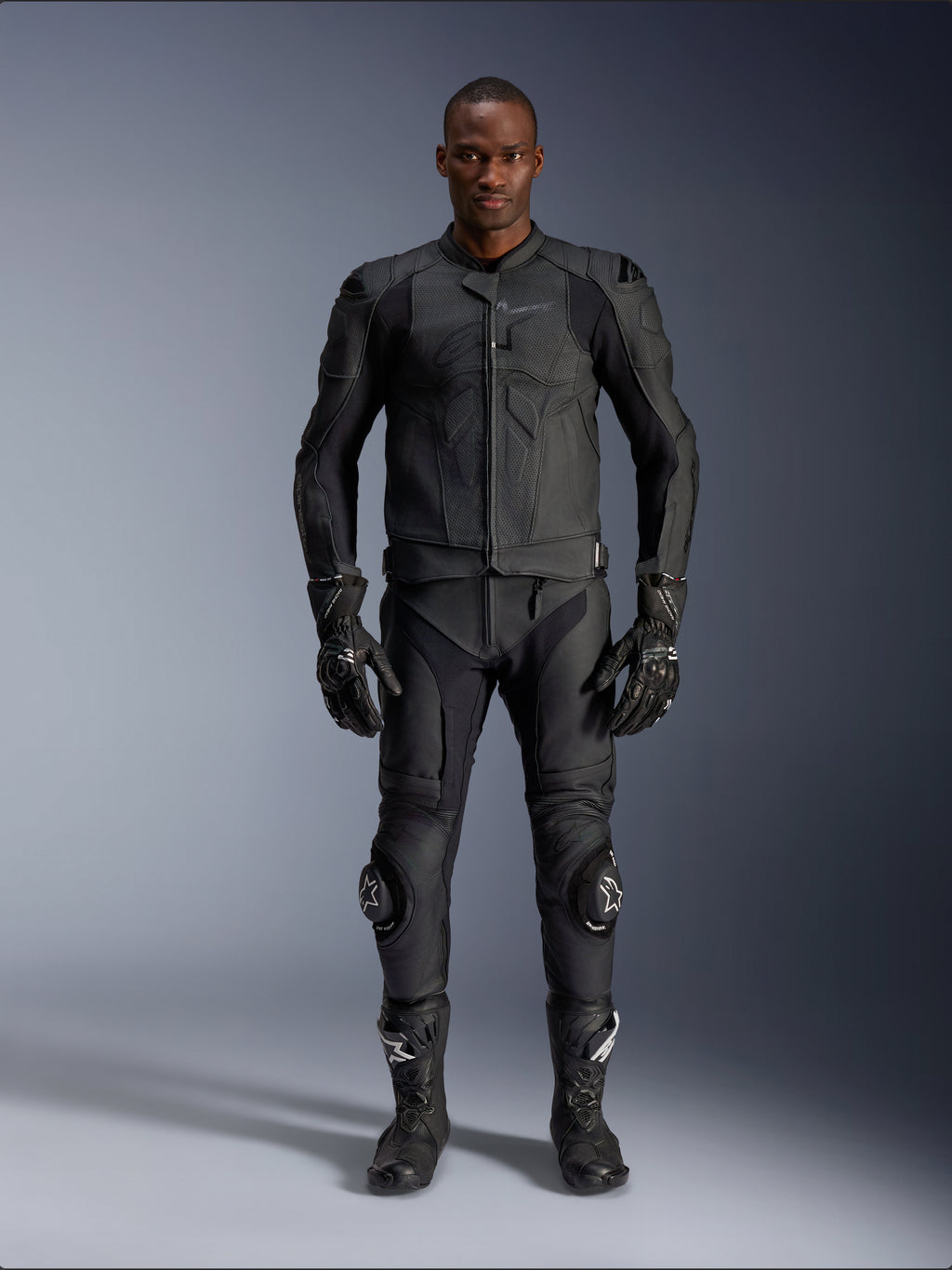 Alpinestars Dusk Airflow läderjacka, svart, bärs med matchande motorcykelbyxor, handskar och stövlar, med perforerat läder för maximalt luftflöde, ergonomisk flerpanelsdesign och invändiga skydd, professionell utrustning för väg- och sportkörning