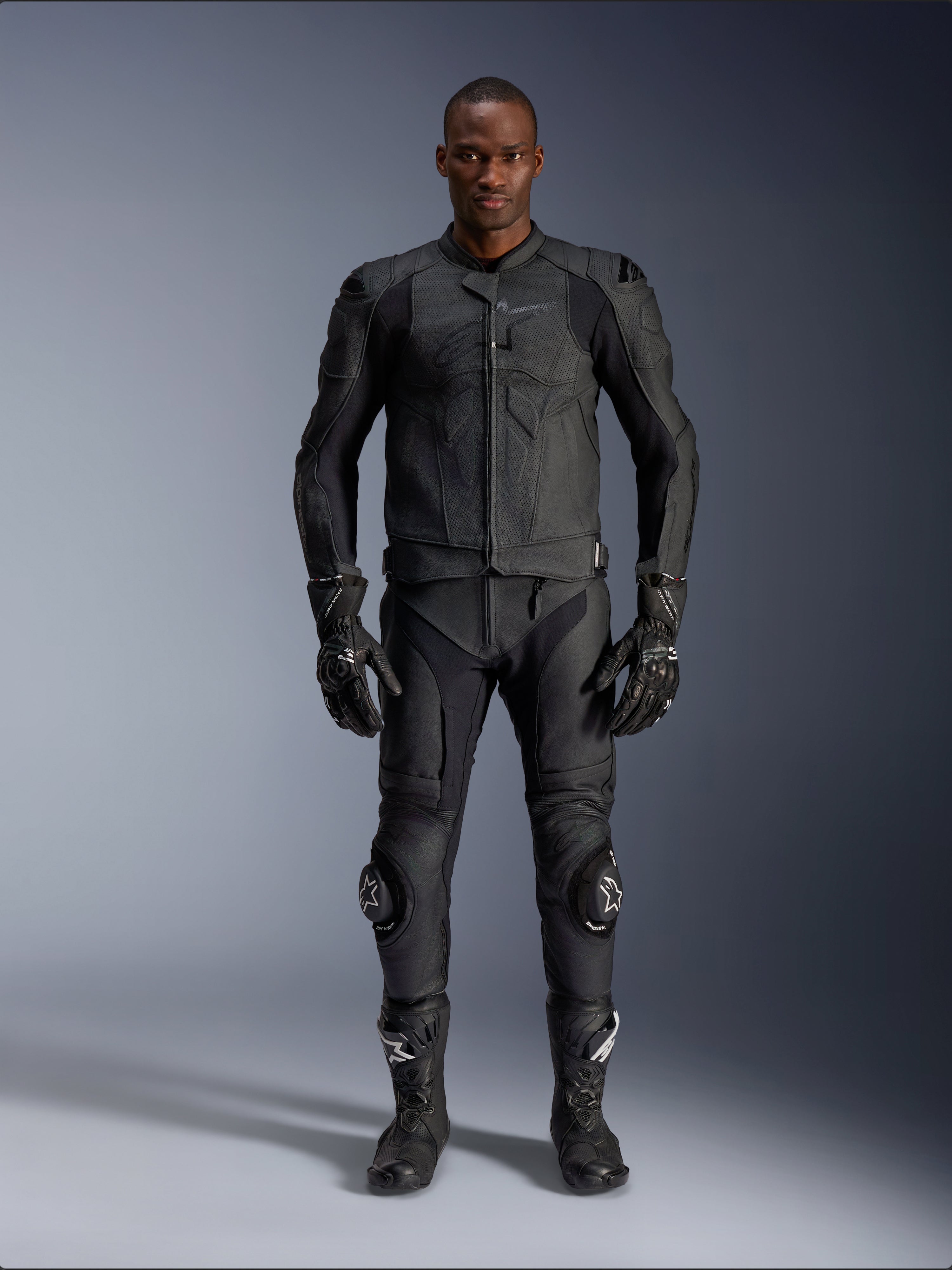 Alpinestars Dusk Airflow läderjacka, svart, bärs med matchande motorcykelbyxor, handskar och stövlar, med perforerat läder för maximalt luftflöde, ergonomisk flerpanelsdesign och invändiga skydd, professionell utrustning för väg- och sportkörning