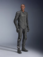 Alpinestars Dusk Airflow läderjacka, Black Black, bärs av en förare i komplett teknisk utrustning inklusive matchande läderbyxor, handskar och stövlar, med perforerade läderpaneler för ventilation och integrerade skydd för sportig motorcykelkörning.