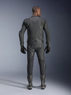 Manlig modell sedd bakifrån i Alpinestars Dusk Airflow läderjacka i svart, matchad med svarta racingbyxor i läder, handskar och stövlar, med omfattande perforeringar för ventilation och Alpinestars-logotypen på nedre delen av ryggen.