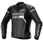 Alpinestars GP Force Airflow skinnjacka, svart med vita och grå detaljer, motorcykelracingjacka, helt perforerat läder på bröst och rygg för ventilation, externa DFS Lite-axelsliders, vit Alpinestars-logotyp på bröst och ärmar, sportig design för vägkörning