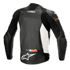 Alpinestars GP Force Airflow skinnjacka, vy bakifrån, svart, vit och röd fluo, perforerad ryggpanel i läder för ventilation, dragspelsformade stretchpaneler på axlar och sidor, vit Alpinestars-logotyp på nedre ryggen, GP Force-logotyp på övre ryggen, sportig motorcykelutrustning