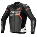 Alpinestars GP Force Airflow läderjacka, svart med vita och Red Fluo-detaljer, perforerad motorcykelracingjacka i läder, utrustad med DFS Lite-axelskydd, Alpinestars-logotyper på bröst och ärmar, ventilerad sportdesign.