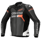 Alpinestars GP Force Airflow läderjacka, svart med vita och Red Fluo-detaljer, perforerad motorcykelracingjacka i läder, utrustad med DFS Lite-axelskydd, Alpinestars-logotyper på bröst och ärmar, ventilerad sportdesign.