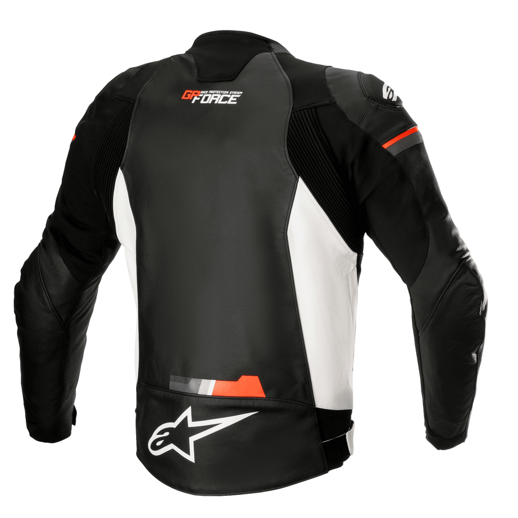 Alpinestars GP Force läderjacka, motorcykeljacka i läder, svart, vit och fluorescerande röd, vy bakifrån med vita sidopaneler och fluorescerande röda detaljer, GP Force- och Alpinestars-logotyper, sportig läderdesign med dragspelspaneler