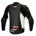 Alpinestars GP Force läderjacka, motorcykeljacka i läder, svart, vit och fluorescerande röd, vy bakifrån med vita sidopaneler och fluorescerande röda detaljer, GP Force- och Alpinestars-logotyper, sportig läderdesign med dragspelspaneler