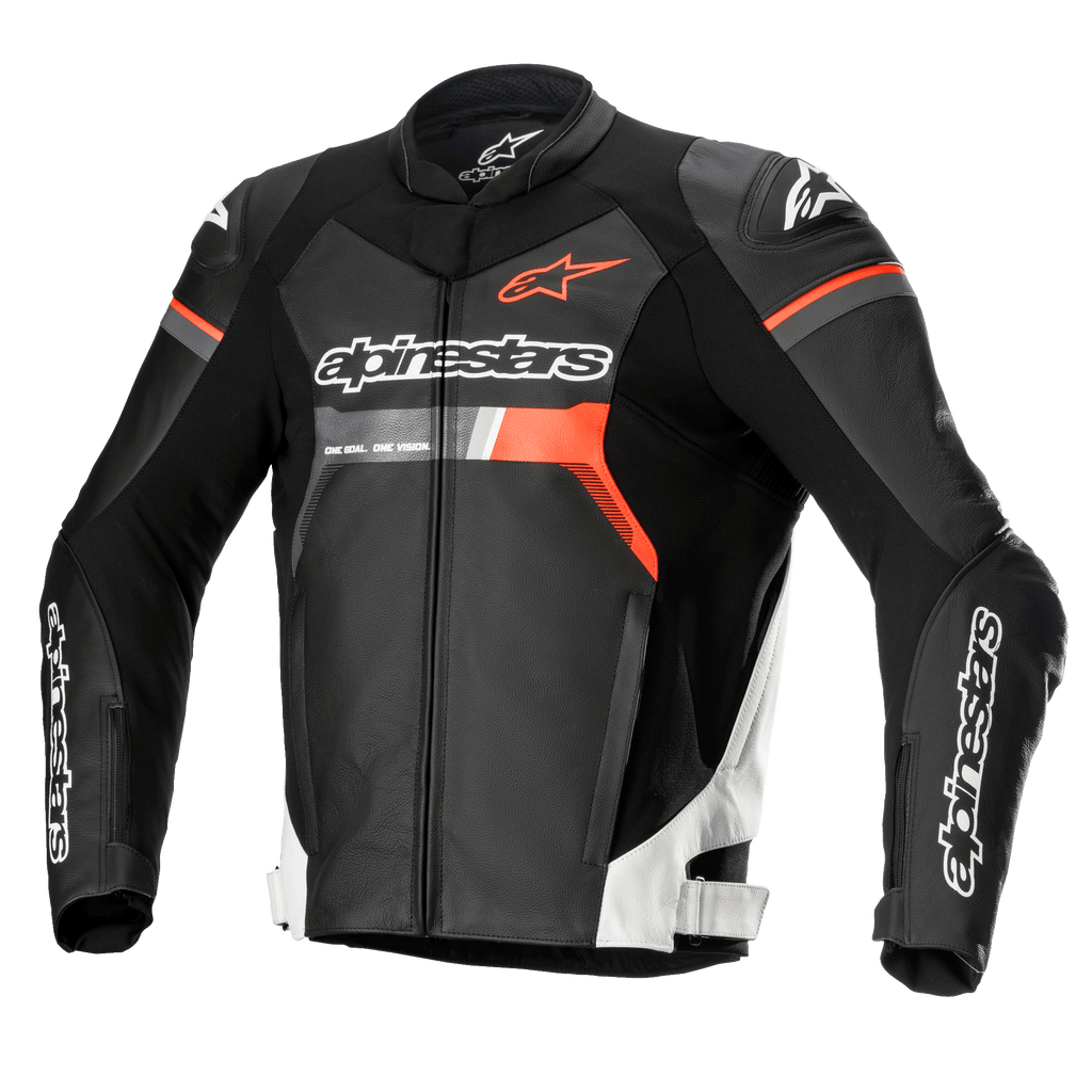 Alpinestars GP Force läderjacka, motorcykelracingjacka, svart med vita och röda fluo-detaljer, framträdande Alpinestars-logotyper på bröstet och ärmarna, premiumkonstruktion i nötläder med DFS Lite-axelskydd, strömlinjeformad aerodynamisk siluett