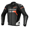Alpinestars GP Force läderjacka, motorcykelracingjacka, svart med vita och röda fluo-detaljer, framträdande Alpinestars-logotyper på bröstet och ärmarna, premiumkonstruktion i nötläder med DFS Lite-axelskydd, strömlinjeformad aerodynamisk siluett