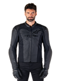 Alpinestars Faster V3 skinnjacka, svart motorcykeljacka, premiumläder med HRSF-stretchpaneler, slimmad sportpassform, förstärkta axlar med skydd, bärs med svarta handskar, professionell utrustning för landsvägskörning