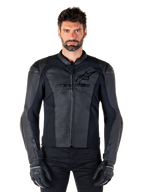 Alpinestars Faster V3 skinnjacka, svart motorcykeljacka, premiumläder med HRSF-stretchpaneler, slimmad sportpassform, förstärkta axlar med skydd, bärs med svarta handskar, professionell utrustning för landsvägskörning