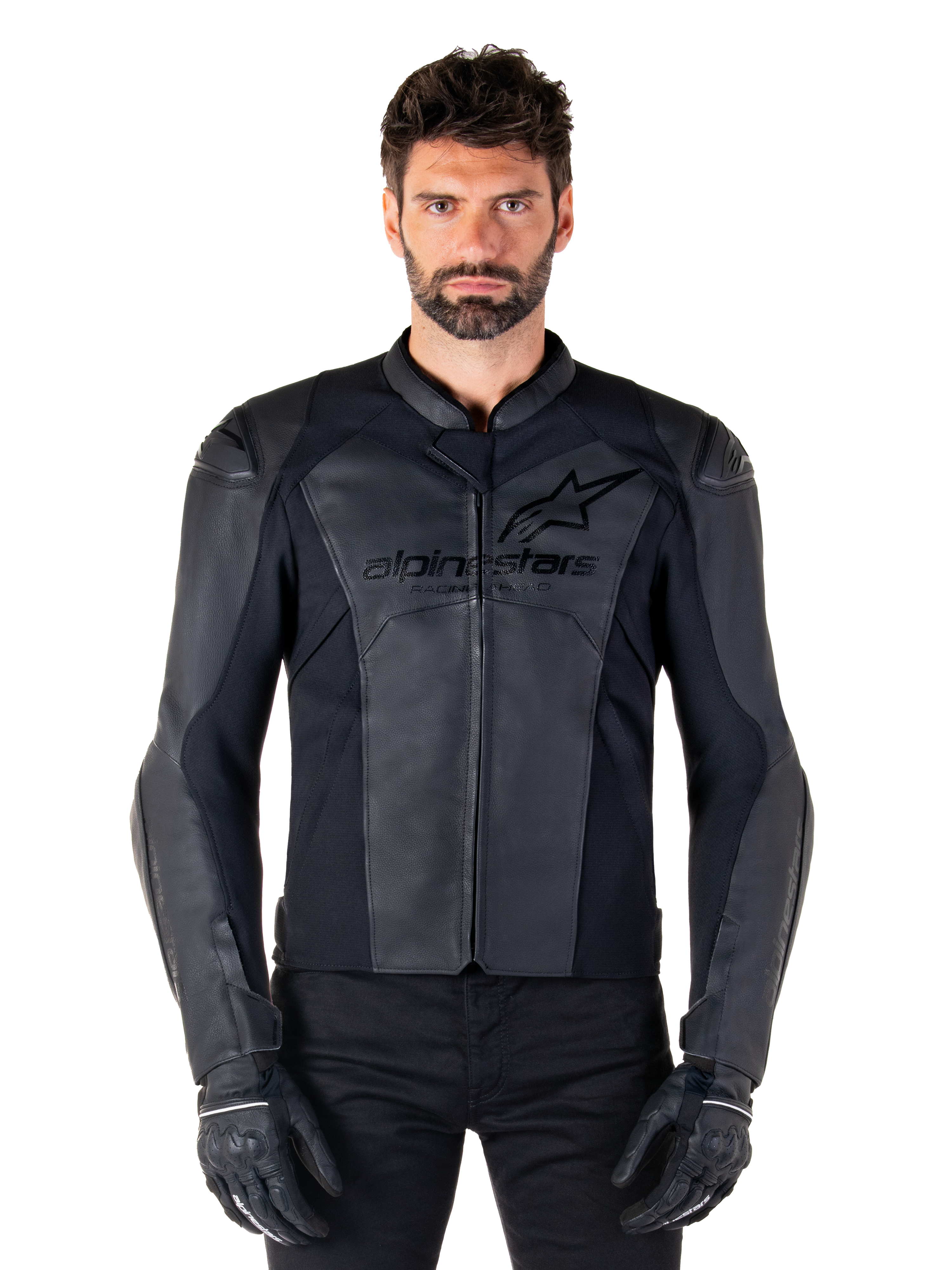 Alpinestars Faster V3 skinnjacka, svart motorcykeljacka, premiumläder med HRSF-stretchpaneler, slimmad sportpassform, förstärkta axlar med skydd, bärs med svarta handskar, professionell utrustning för landsvägskörning