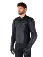 Alpinestars Faster V3 Skinnjacka, sportig motorcykeljacka, svart, bärs av en manlig modell med svarta byxor och handskar, premiumläderkonstruktion med stretchpaneler och DFS GP Lite-axelskydd, stilren och modern sportig silhuett
