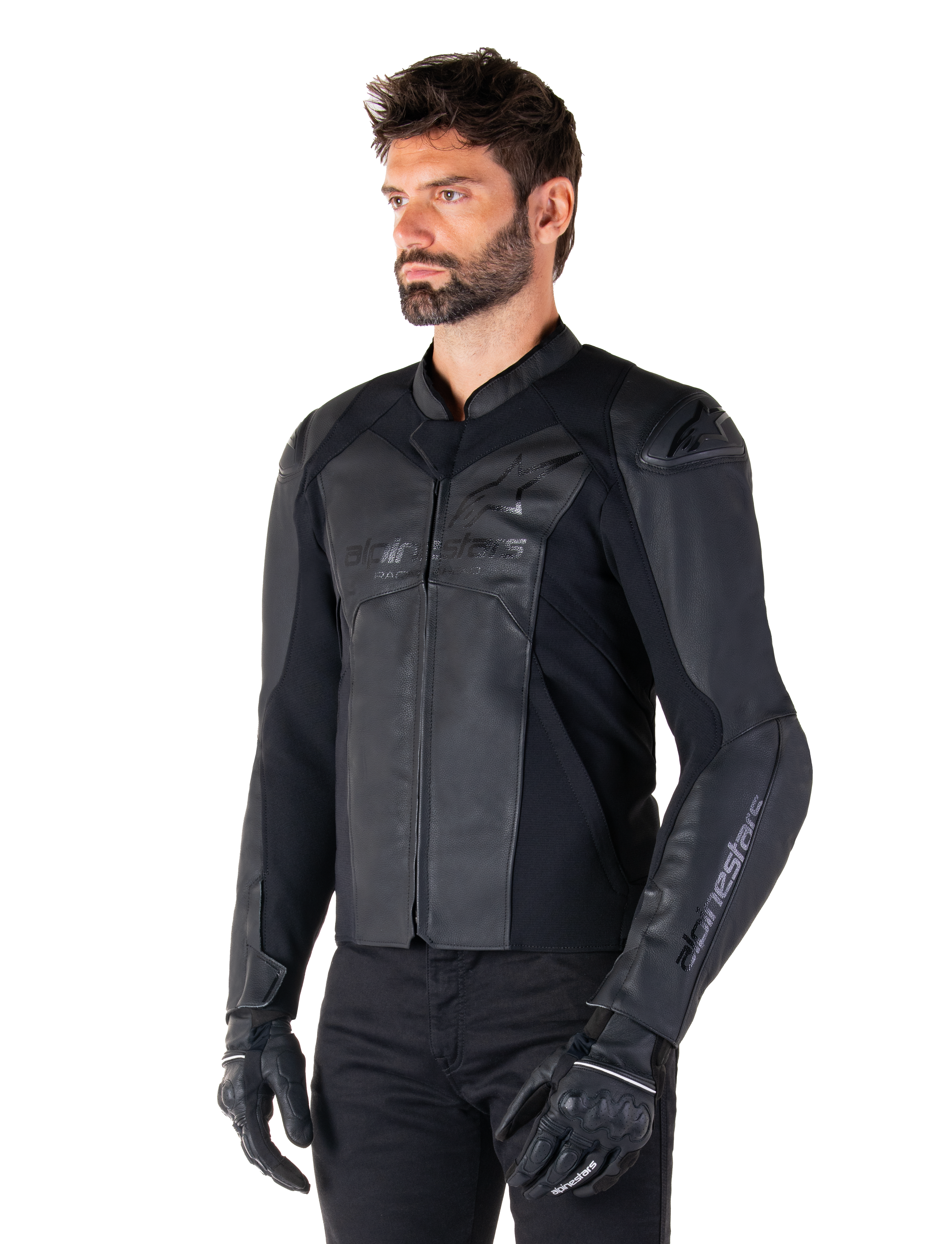 Alpinestars Faster V3 Skinnjacka, sportig motorcykeljacka, svart, bärs av en manlig modell med svarta byxor och handskar, premiumläderkonstruktion med stretchpaneler och DFS GP Lite-axelskydd, stilren och modern sportig silhuett