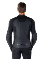 Ryggvy av en man som bär Alpinestars Faster V3 skinnjacka i Black Black, med paneler i premiumläder och flexibla stretchinsatser, subtil 'alpinestars'- och 'RACING AHEAD'-branding på nedre delen av ryggen, atletisk sportpassform för motorcykelkörning.