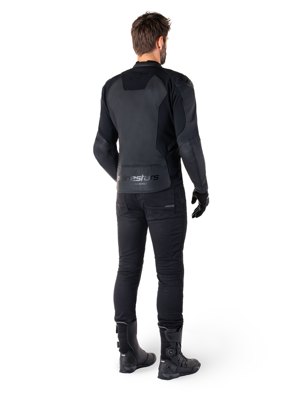 Alpinestars Faster V3 läderjacka, Black Black, bakifrån på en förare, med paneler i premiumläder och präglad Alpinestars-logotyp, kombinerad med svarta mc-byxor och stövlar för en komplett sportig motorcykel-look.
