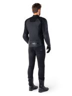 Alpinestars Faster V3 läderjacka, Black Black, bakifrån på en förare, med paneler i premiumläder och präglad Alpinestars-logotyp, kombinerad med svarta mc-byxor och stövlar för en komplett sportig motorcykel-look.