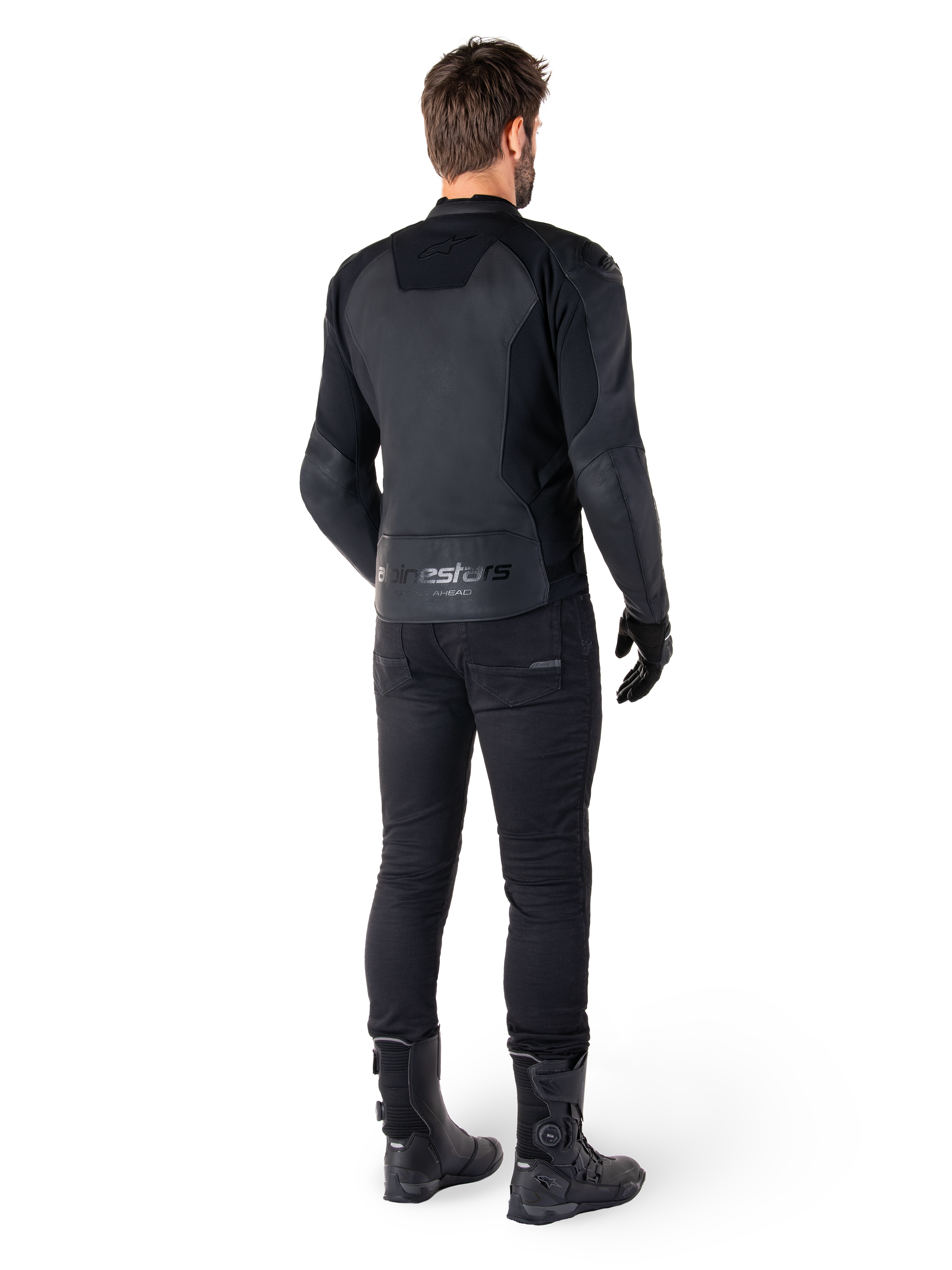 Alpinestars Faster V3 läderjacka, Black Black, bakifrån på en förare, med paneler i premiumläder och präglad Alpinestars-logotyp, kombinerad med svarta mc-byxor och stövlar för en komplett sportig motorcykel-look.