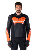 Alpinestars Faster V3 Airflow läderjacka, motorcykeljacka för racing, svart och röd fluo, perforerad läderkonstruktion med vita och röda detaljer, bärs med svarta handskar, högpresterande utrustning för gatkörning